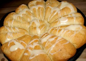 Cast Iron Skillet Cinnamon Rolls at 1840 Farm