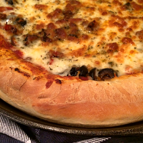 Round the Chuckbox: Cast iron skillet pizza